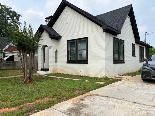 Foto del edificio - 300 S Saunders Ave