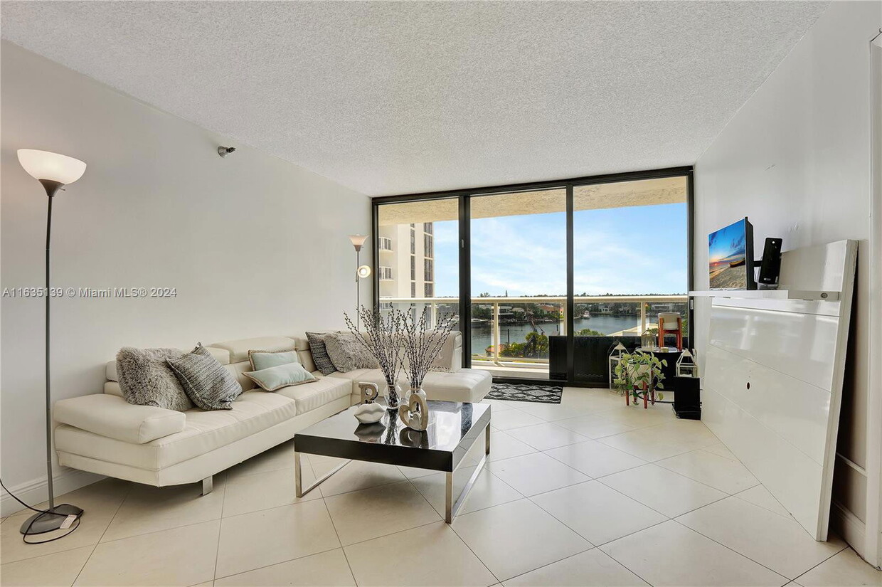 Foto principal - East Country Club Drive, Aventura, FL 3318...