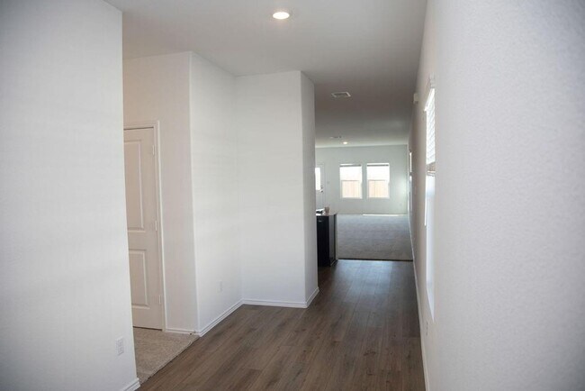 Foto del edificio - Available Now in Bastrop Grove! Built in 2...