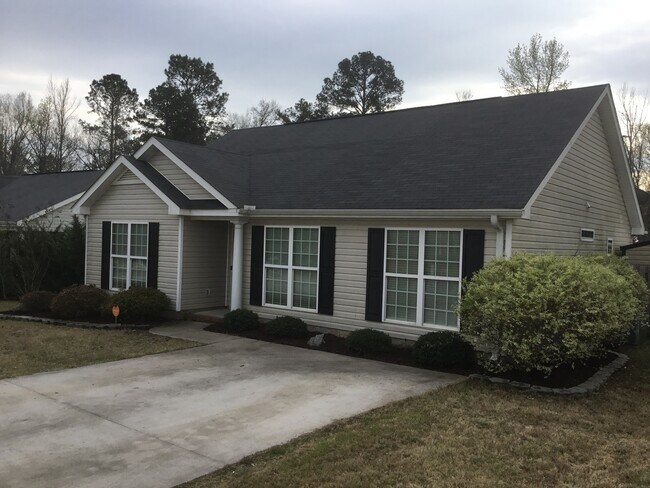 Foto del edificio - Private Back Yard - Walking Distance to Columbia Middle School & Grovetown High