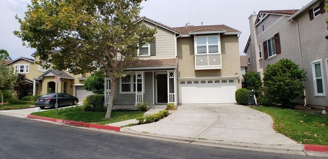 Building Photo - Spectacular 4 bedroom, 2.5 bath home on private lane