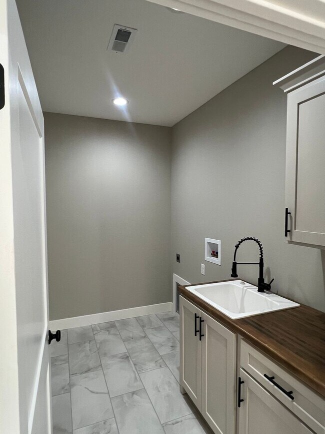 Foto del edificio - New Construction 3bd/2ba duplex