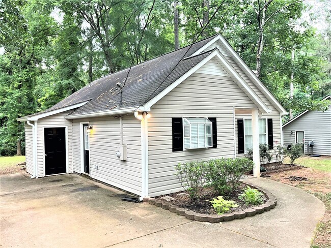 Building Photo - 456 Azalea Dr