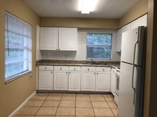 Building Photo - 2 Bed/1 Bath 7224 N STERLING AVE UNIT B