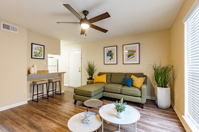 1 BR, 1 BA - 570 SF - Park Place Apartments
