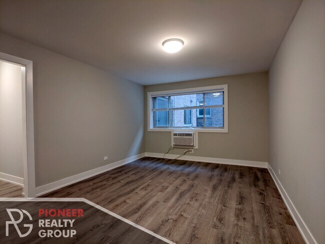 Building Photo - 546 W Surf St