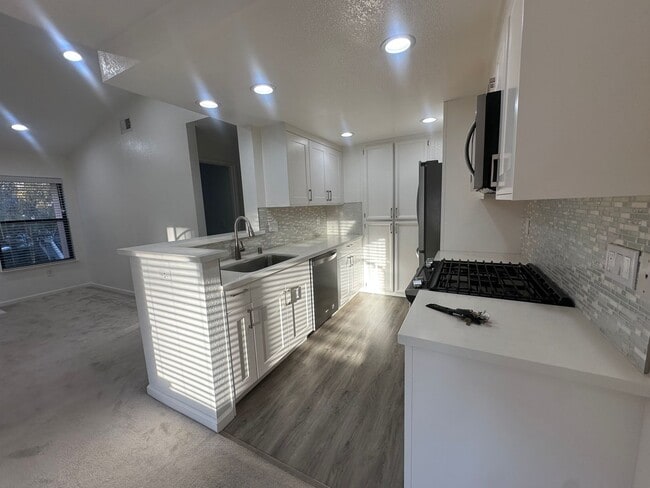 Building Photo - Modern 2 Bedroom 2 Bath !