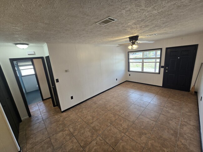 Foto del edificio - 3613 E 14th St