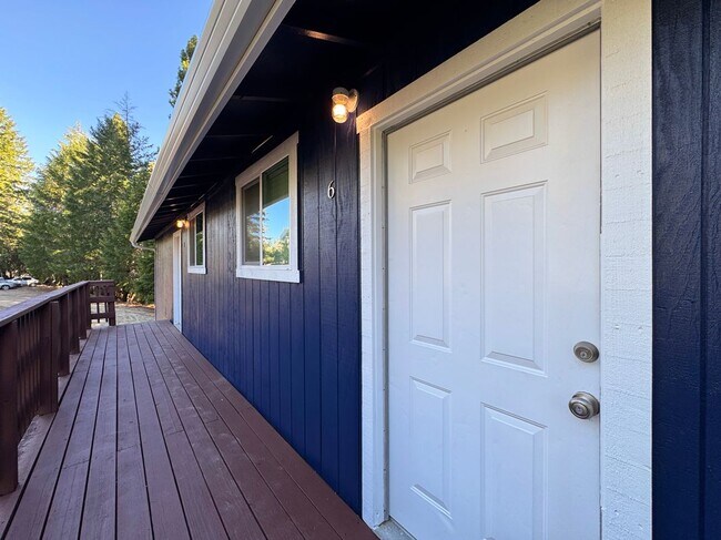 Building Photo - 2148 Primrose Dr