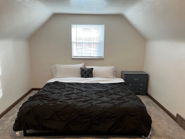 King bed room - 566 Highland Pl