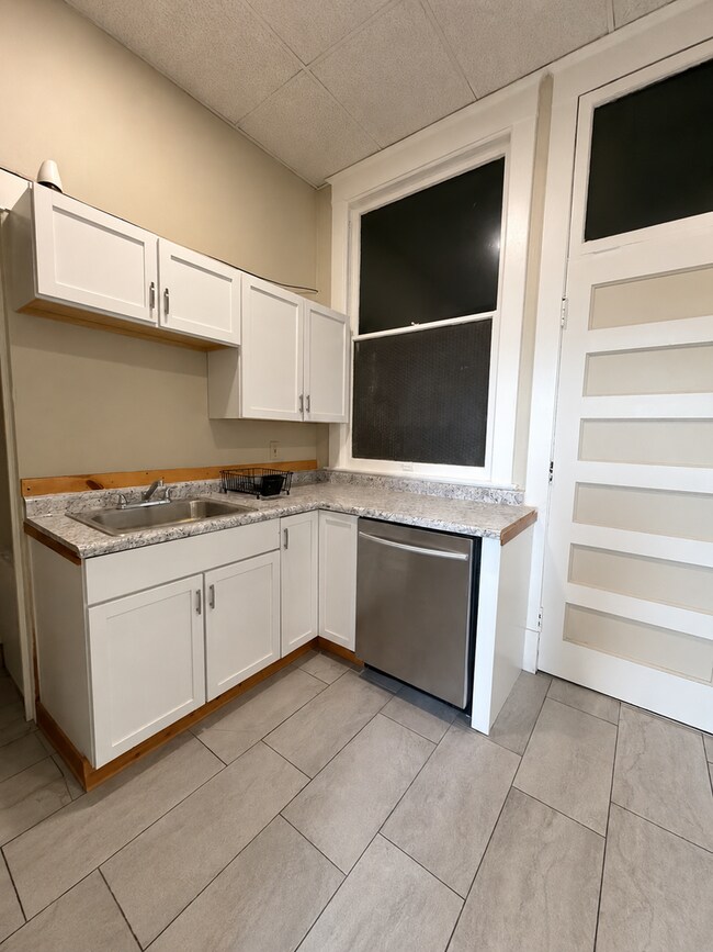 Foto del edificio - 304 Demers Ave
