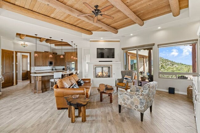 Building Photo - 8 E Longview Dr