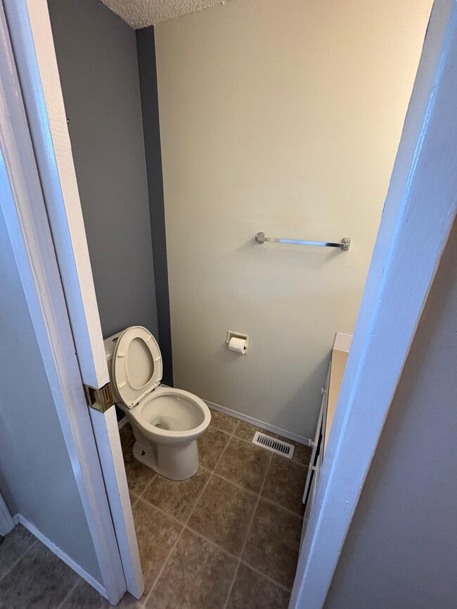 Photo du bâtiment - 3 Bedroom Townhouse in Whitehorn