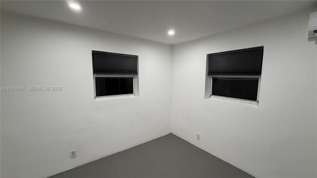 Building Photo - 1212 E River Dr
