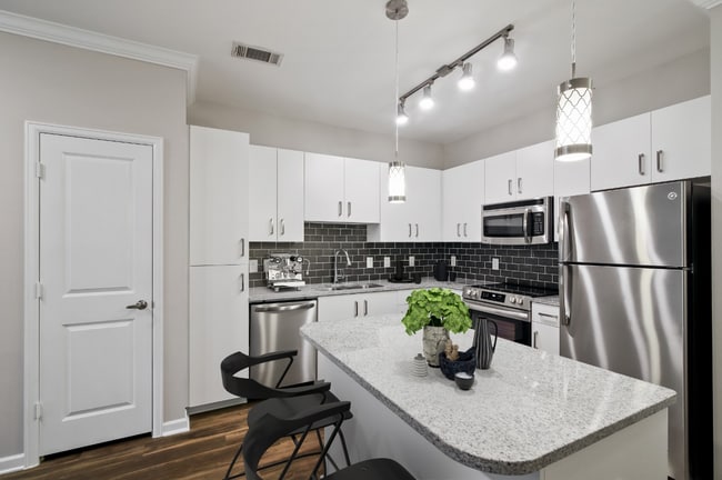 Building Photo - 1105 Town Brookhaven