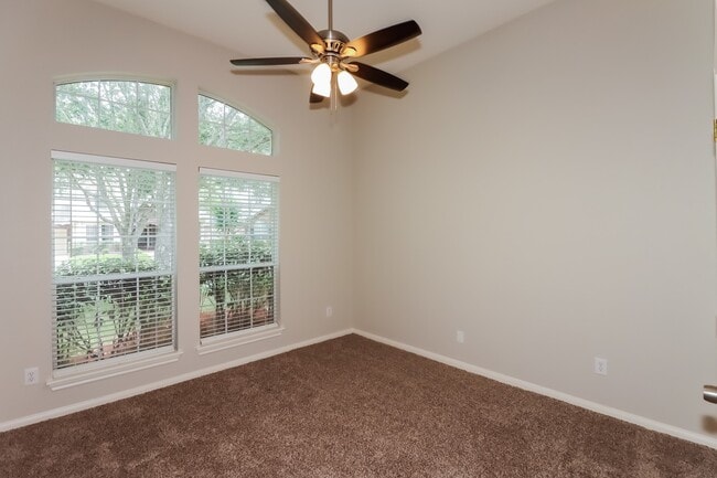 Foto del edificio - 3211 Oak Park Ln