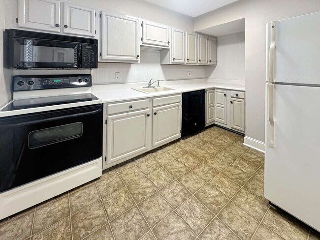 Foto del edificio - Updated 2BR End-Unit Condo | Pool Community | Minutes to Downtown Gainesville