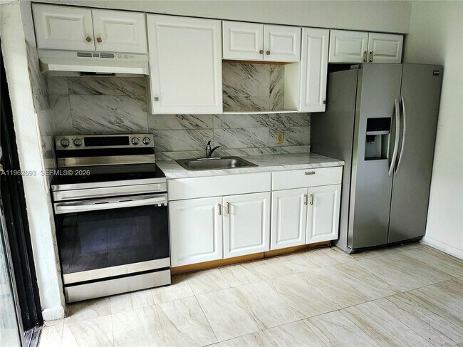 Foto del edificio - 11120 NW 6th Ave