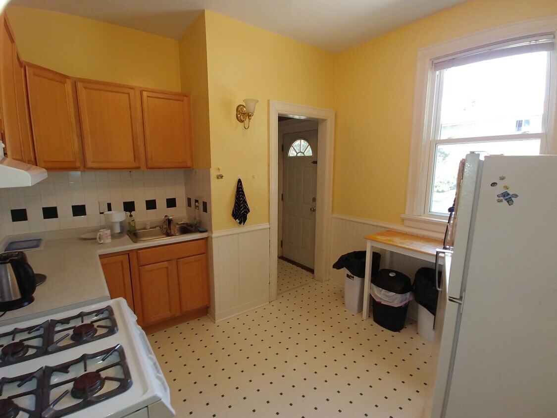 Bright open kitchen 11' x 11' - 2594 N Murray Ave