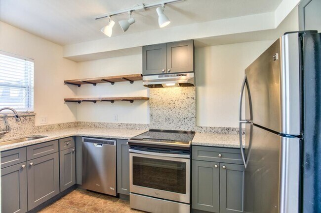 Building Photo - 411 E Carolina St