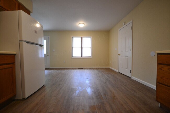 Building Photo - 3 Bed 1 Bath House with a 1 Car Garage For...