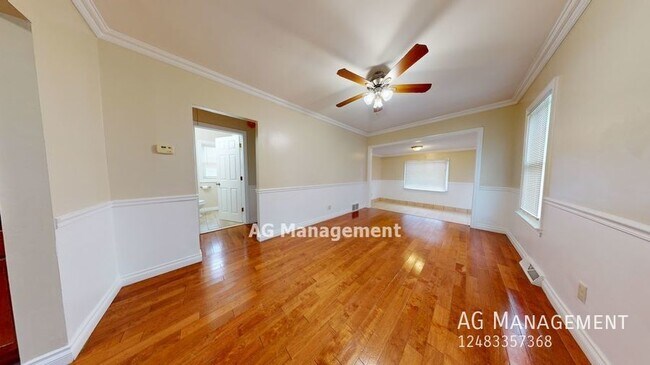 Building Photo - 142 N Merrimac St - Fantastic Pontiac 2Bed...