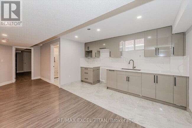 Building Photo - 498 Thomas Slee Dr