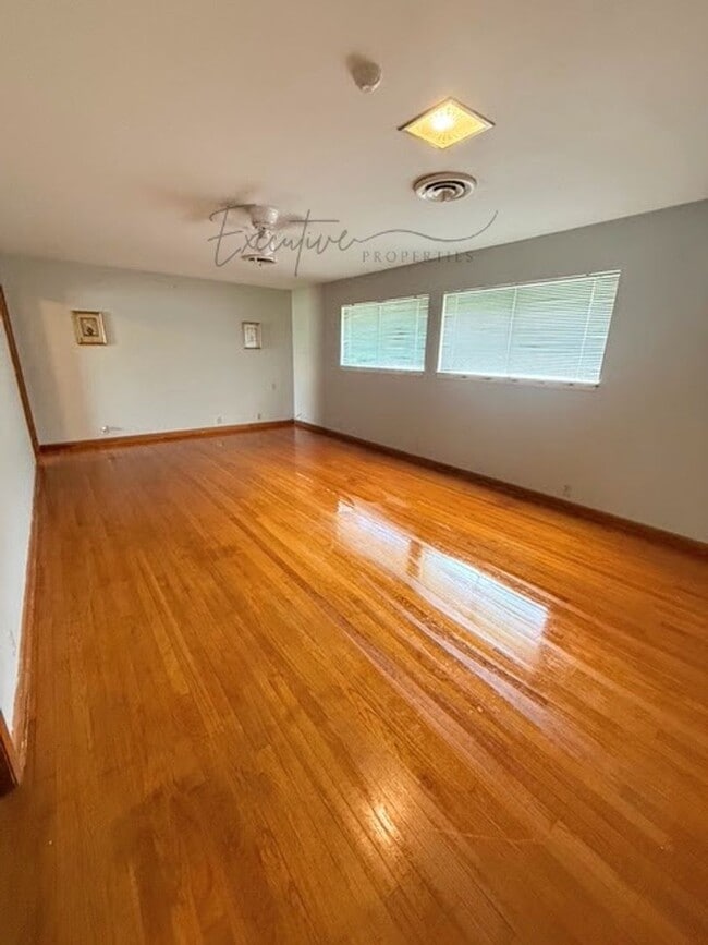 Building Photo - 4-Bedroom Family Home in a Quiet Sulphur N...