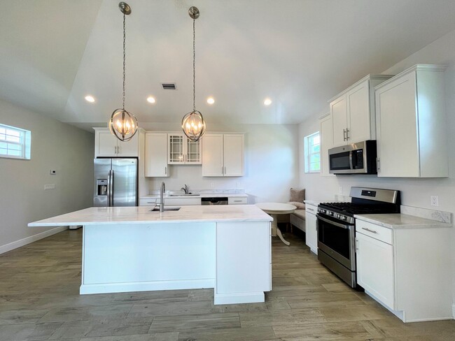 Building Photo - 4980 SE Railway Ave