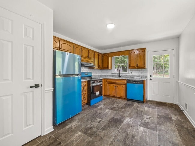 Building Photo - Renovated 2 bed 2 bath- $500 OFF first month rent!!!