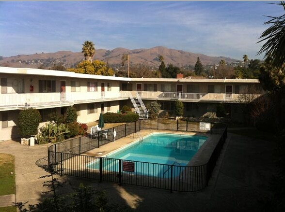 Piscina - Country Club Garden Apartments