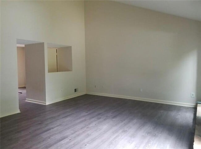 Building Photo - 235 Heathersett Dr SW