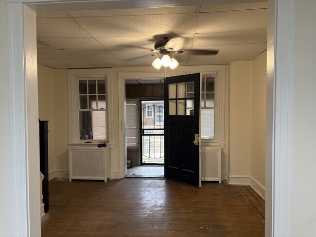 Building Photo - 2113 Larue St