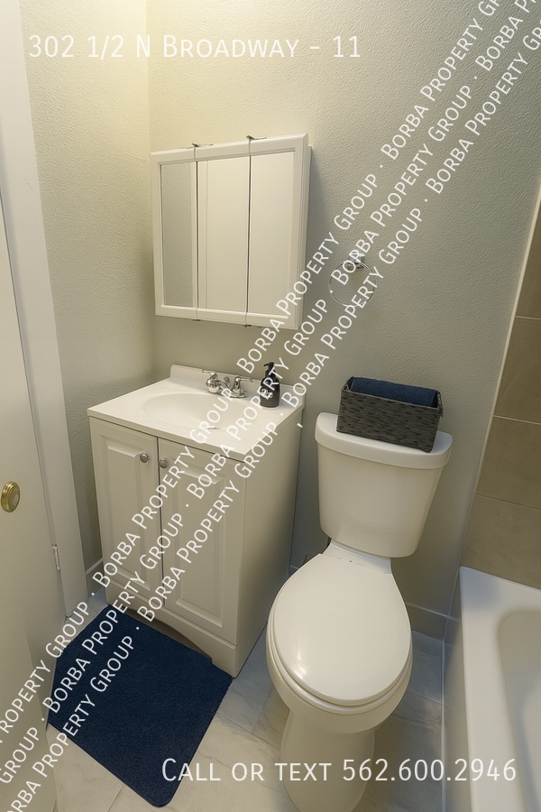 Building Photo - 302 1/2 N Broadway-11