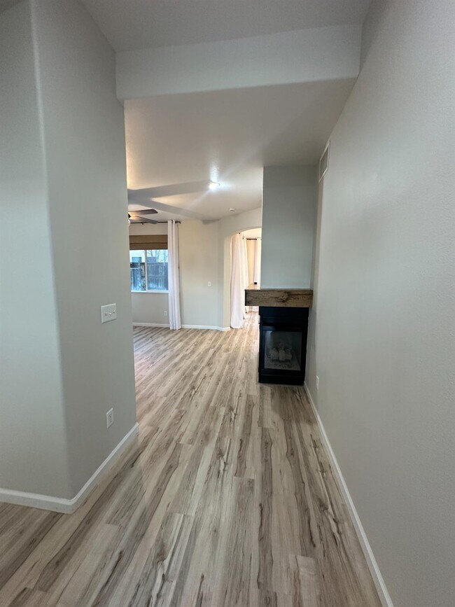 Building Photo - 721 W Fontaine Ln