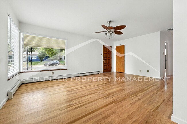 Building Photo - Beautiful Home with Washer/Dryer and Fence...