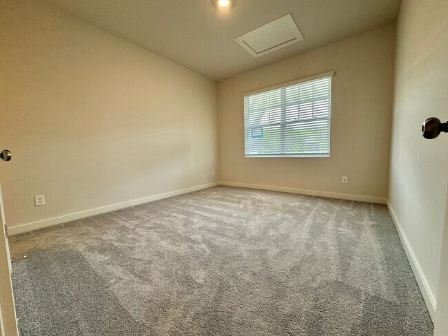 Building Photo - 5 Bedroom, 3.5 Bath Home w/  2 Car Garage