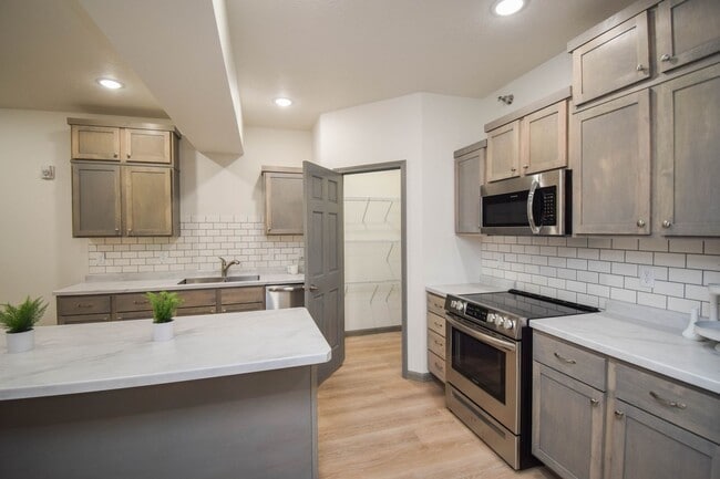 Foto del edificio - 7446 S Louise Ave