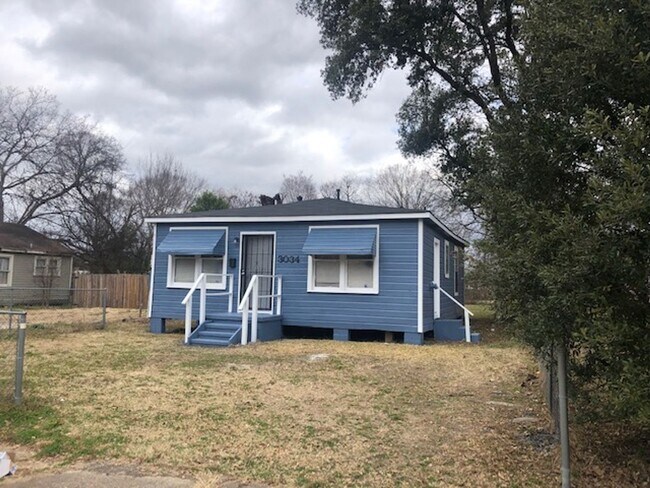 Building Photo - Remodeled 2 Bedroom