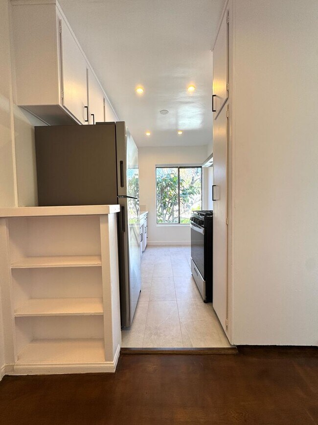 Building Photo - Fully Renovated 2-Bedroom in Prime West Ho...