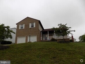 Building Photo - 911 Hedgerow Ct