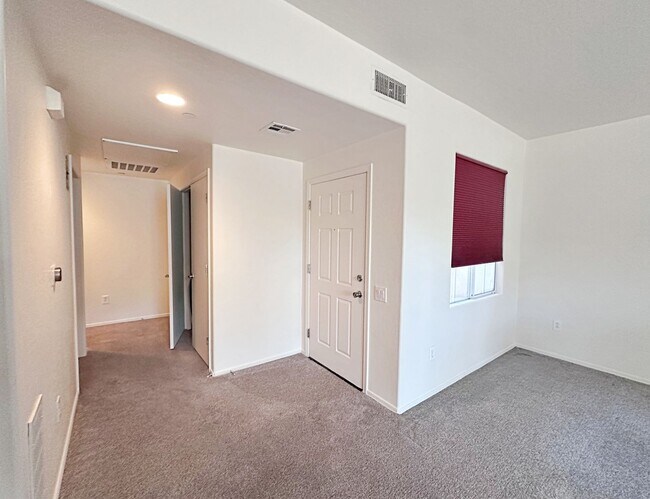 Foto del edificio - 1 BEDROOM DOWNSTAIRS CONDO IN GATED COMMUNITY 1 CAR GARAGE