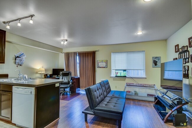 Building Photo - Spacious 2 Bedroom, 2.5 Bathroom Townhome ...