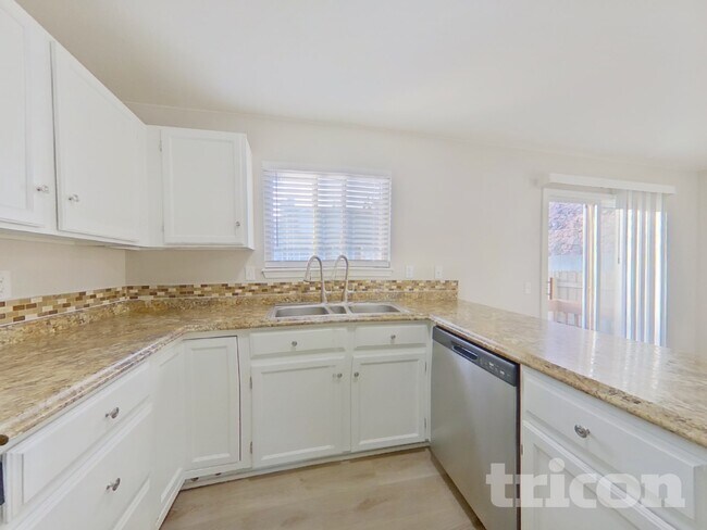 Foto del edificio - 3928 Smoke Tree Dr