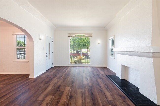 Foto del edificio - 8930 S Hobart Blvd