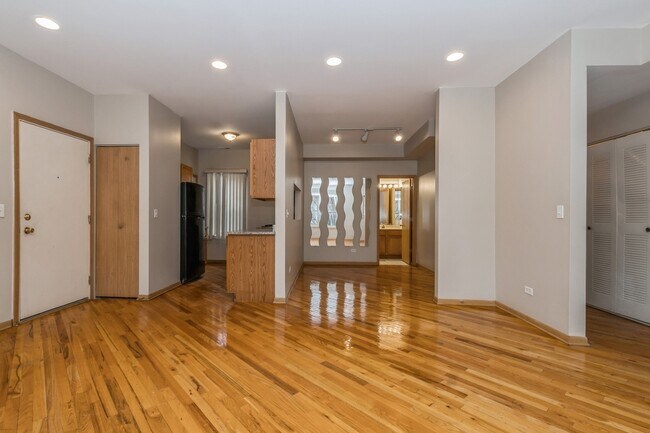 Building Photo - 2331 E 70th Pl