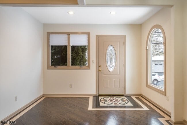 Building Photo - 302 Walnut Ave