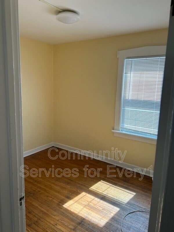 Building Photo - 247 Roesch Ave