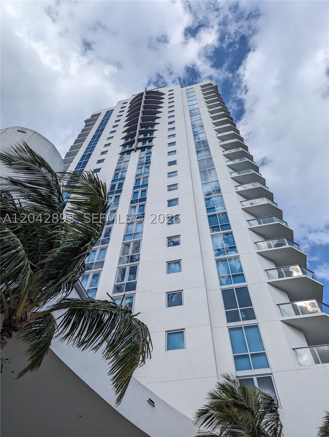 Building Photo - 17111 Biscayne 1011