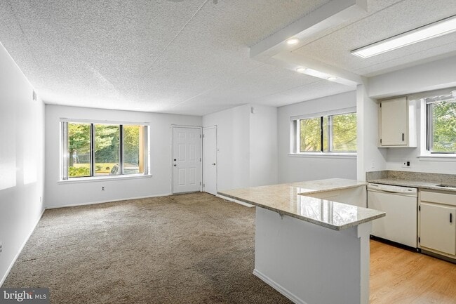 Building Photo - 6101 Hilltop Dr